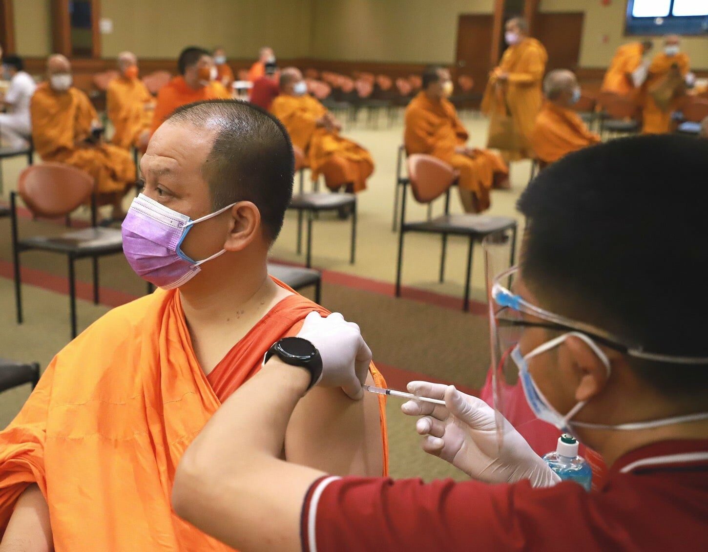 รมต.อนุชา เผยพระสงฆ์กว่าหมื่นรูปได้รับการถวายวัคซีนแล้ว