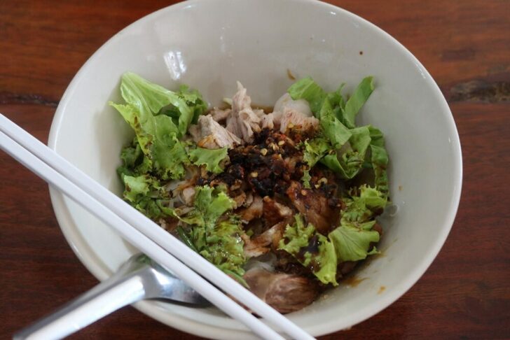 09 เกาเหลาแห้งหมูตุ๋น พอแหวกผักจะเห็นพริกเต็มๆ