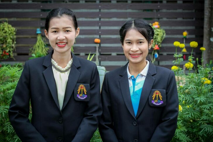 ครูแอนครูวัลย์