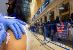 สหรัฐอเมริกาบรรดามลรัฐต่างๆ แข่งกันให้สินบนประชาชนเพื่อไปฉีดวัคซีนโควิด-19 ที่เลือกได้