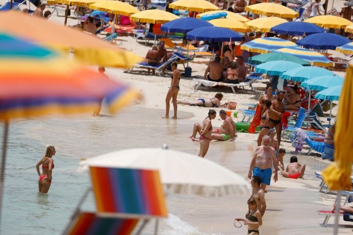 Tourism continues in Lampedusa despite flow of migrants