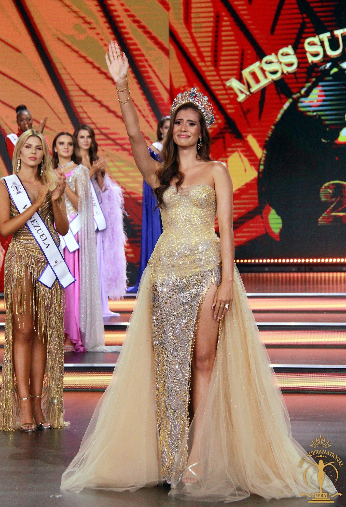 งามระยับจับใจ 'แอนโทเนีย' อำลาตำแหน่งมิสซูปราฯ ควีนนี่สาวไทยเข้ารอบ 24