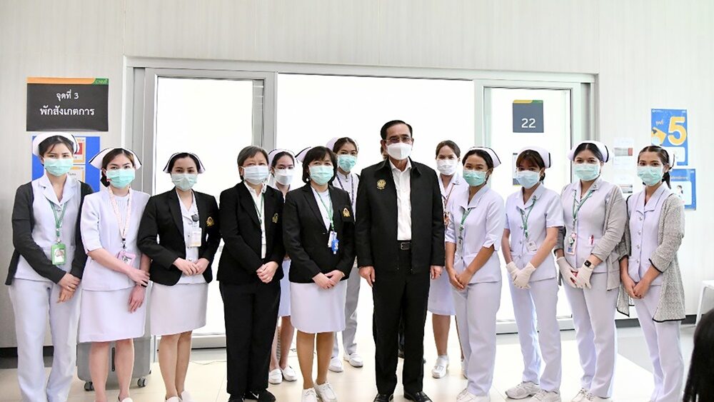 “บิ๊กตู่” เยี่ยมจุดฉีดวัคซีนสถาบันการแพทย์จักรีนฤบดินทร์ ทักทายปชช. บอกมีวัคซีนให้ฉีดดีกว่าไม่มี เดี๋ยวทยอยมา ปีหน้าฉีดได้ครบ