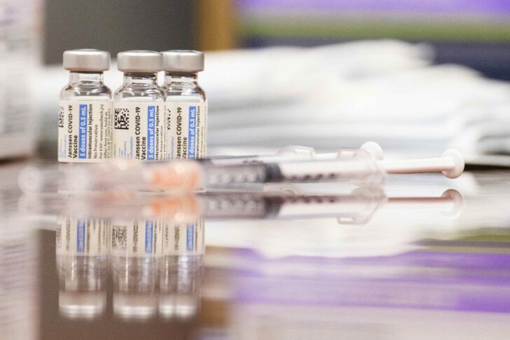 FILES-US-HEALTH-VIRUS-VACCINES-J&J-BOOSTER