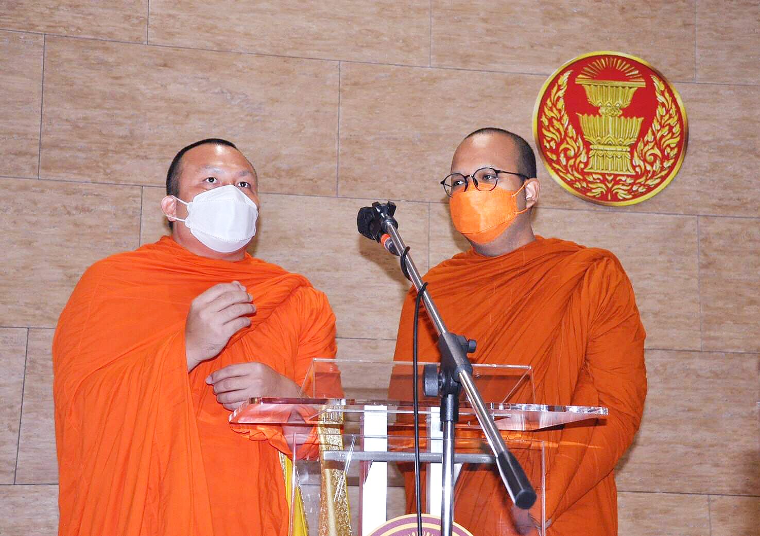 สภาพ! จากวัดสร้อยทองถึงห้อง CA 303 ศาสนา การเมือง เรื่อง (ไม่) บันเทิง