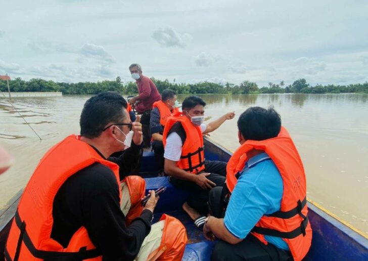 ภาพชยภมลำชทะลกเรมทรงตวเรงเยยวยาชาวบานในพนทถกนำทวม_1