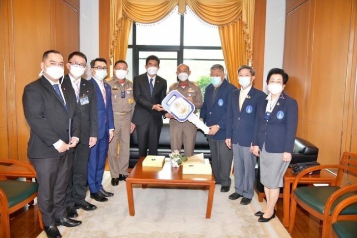 ประธานศาลฎีกามอบรถตู้