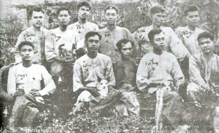 03-ส่วนหนึ่งของชาวคณะ ร.ศ. 130 ในคุก ภาพถ่ายราว