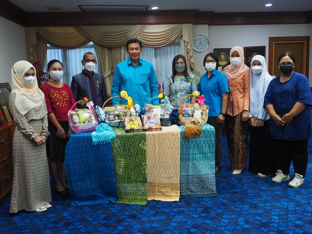 ผู้ว่าฯยะลา' ชวนช้อป กระเช้าโอทอป ส่งของขวัญปีใหม่ ใส่ผ้าไทยส่ง 