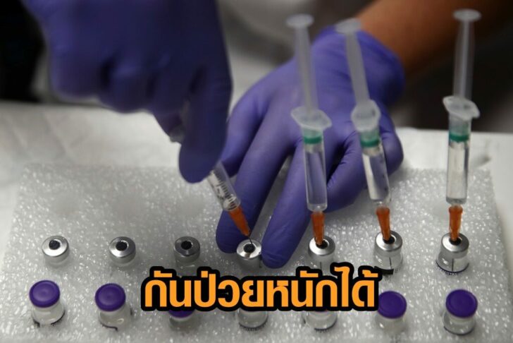 A medical worker use saline solution to prepare doses of the