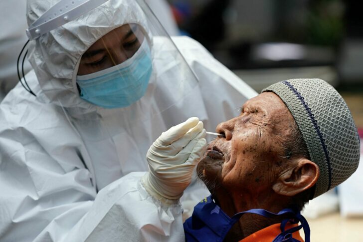 2021-12-16T053612Z_852981705_RC2HFR98RBH1_RTRMADP_3_HEALTH-CORONAVIRUS-INDONESIA