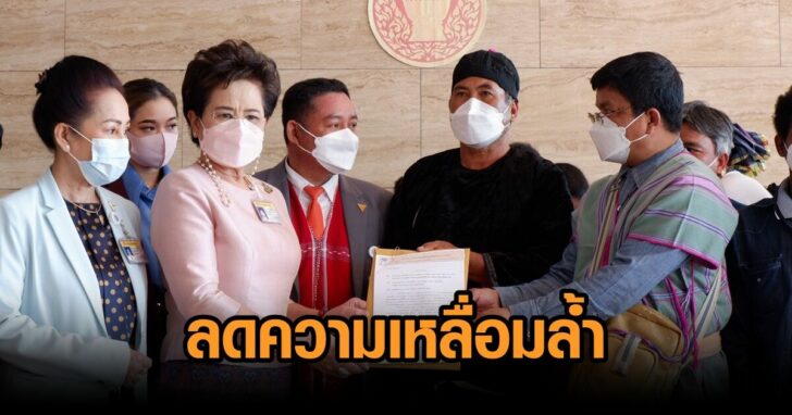 81264 ปธ_1.กมธ.สตรีฯรับยื่น_๒๑๑๒๐๘