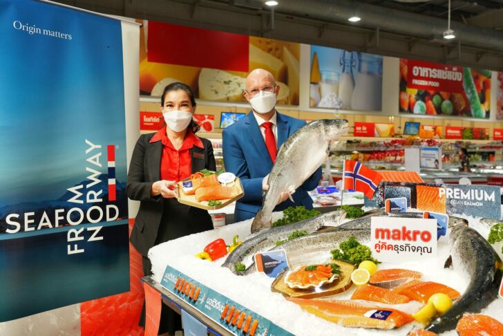 Asbjørn Warvik Rørtveit (Right) and Mrs. Siriporn Dechsingha (Left)