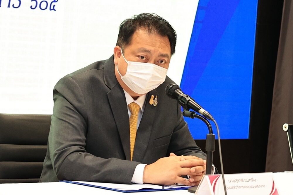 นายสุชาติ ชมกลิ่น  