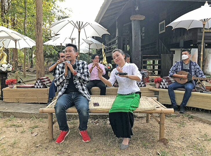 อาศรมมิวสิก : ช่างซอขับขานเพลงลุงตู่ครับ โอดครวญอำๆ อย่างสร้างสรรค์ โดยธวัช เมืองเถิน
