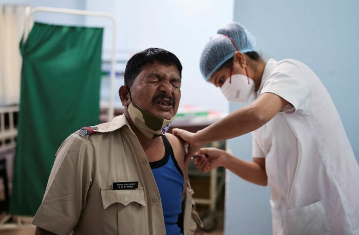 2022-01-10T113034Z_1806045337_RC28WR9TMBDN_RTRMADP_3_HEALTH-CORONAVIRUS-INDIA