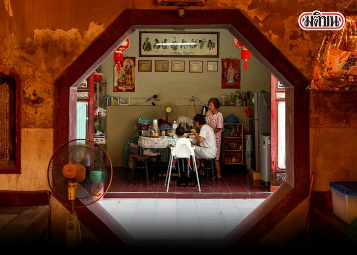 A family has lunch at their home, located on the side of a temple at the Talad Noi neighbuorhood, in Chinatown in Bangkok