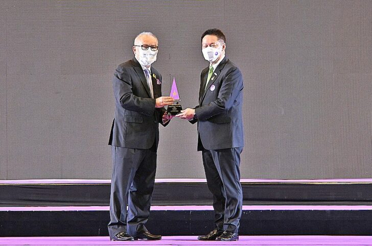 รับรางวัล