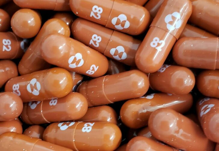 2021-10-06T033851Z_1647586333_RC234Q9Y8RU9_RTRMADP_3_HEALTH-CORONAVIRUS-SINGAPORE-PILL