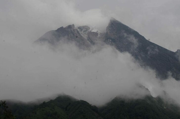 2022-03-10T051705Z_919878001_RC2HZS9MHV1C_RTRMADP_3_INDONESIA-VOLCANO