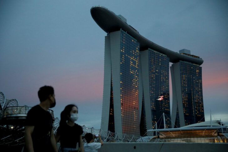 2022-03-24T044213Z_1659282654_RC2S8T926ZY2_RTRMADP_3_HEALTH-CORONAVIRUS-SINGAPORE (1)