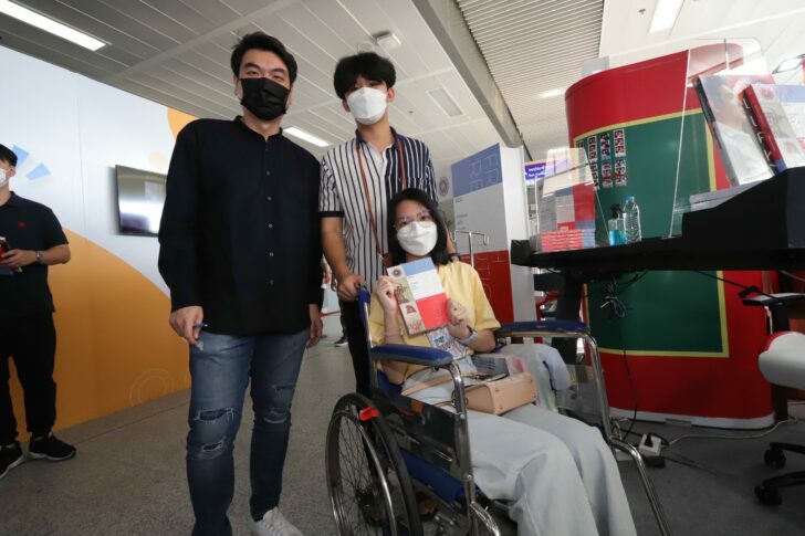 ปิยบุตร แจกลายเซ็นต์ ที่บูธมติชน งานสั_91