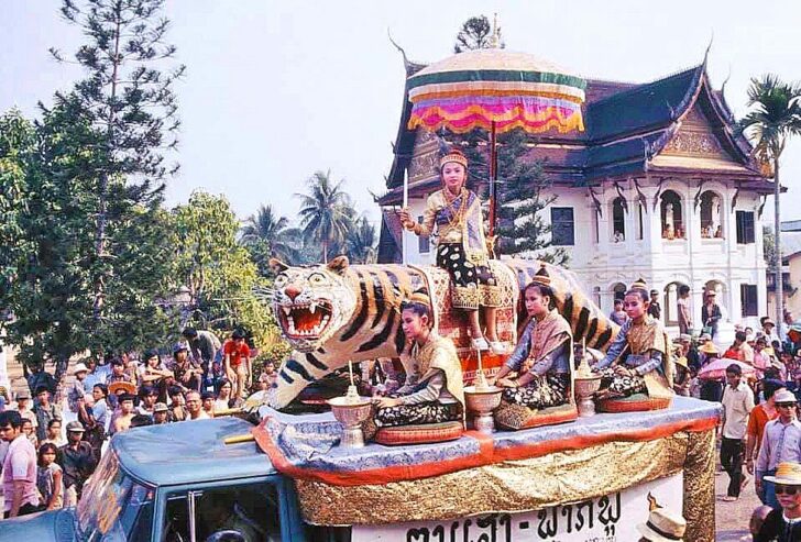 04 'นางสังขาน' หรือ นางสงกรานต์ในขบวนแห่กลางเมืองหลวงพระบาง พ.ศ.2518 (ภาพจาก Lao Social news)