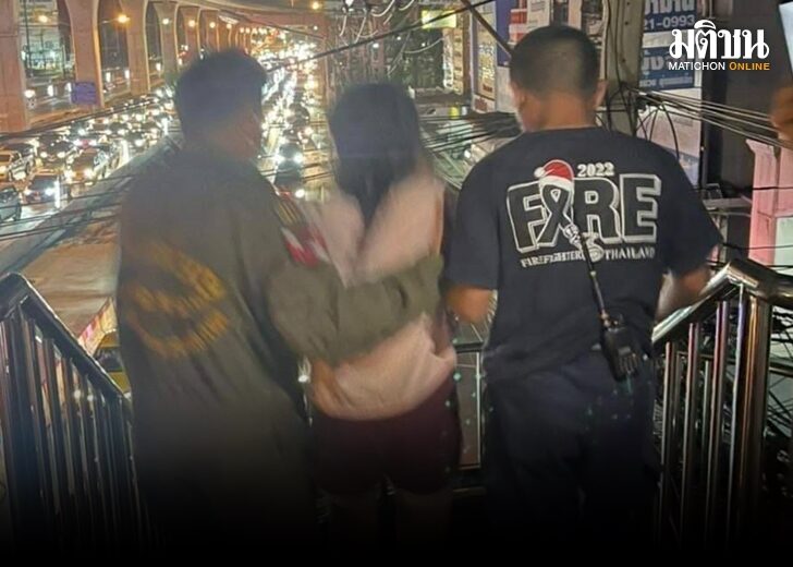 สาวเครียด จะโดดสะพาน จนท.กางเบาะรับ สุดท้ายกล่อมได้ แต่ไม่จบ วิ่งหนี ทำโดนรถชนเจ็บ สาวเครียด จะโดดสะพาน จนท.กางเบาะรับ สุดท้ายกล่อมได้ แต่ไม่จบ วิ่งหนี ทำโดนรถชนเจ็บ