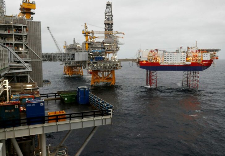 2022-04-05T164407Z_676094912_RC24HT9MKK6E_RTRMADP_3_UKRAINE-CRISIS-GLOBAL-OIL