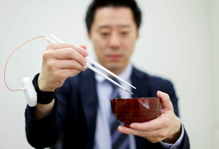 2022-04-19T011955Z_460785181_RC2DNT9YOJ92_RTRMADP_3_JAPAN-CHOPSTICKS