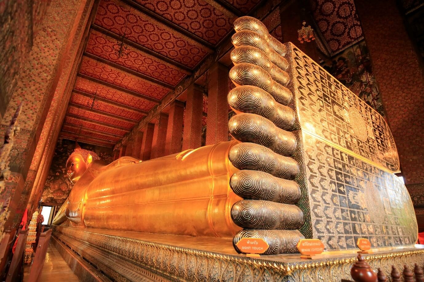 พระนอนวัดโพธิ์ ที่ฝ่าพระบาทประดับมุกเป็นลวดลายมงคล 108 ประการ