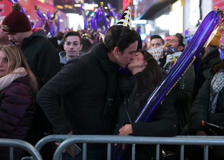 kissing-new-year-web