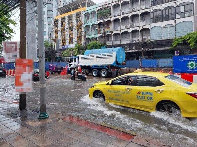 .ทุกข์คนกรุง! เช้านี้น้ำยังท่วมกรุงเทพหลายจุด เช็กพื้นที่ก่อนเดินทาง.