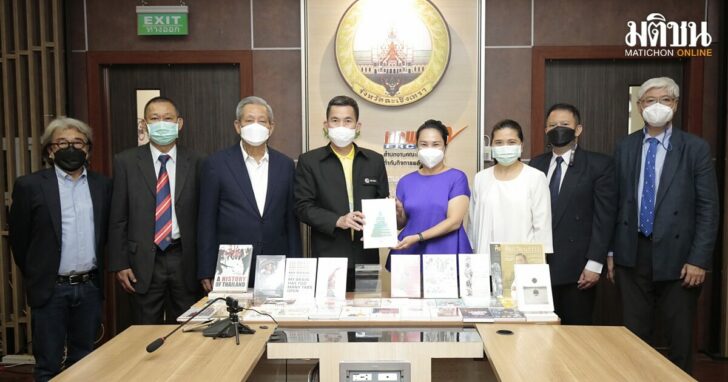 มติชน-มอบหนังสือ