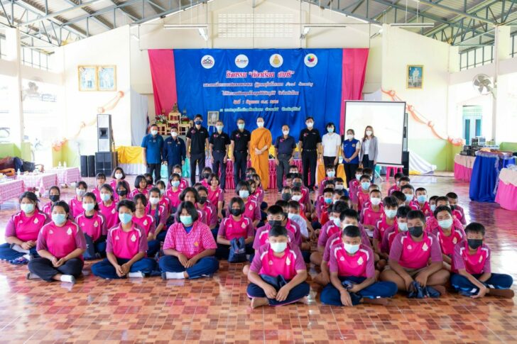 06. ผู้แทนจากมูลนิธิมิตซูบิชิ อิเล็คทริคไทยถ่ายภาพร่วมกับน้อง ๆ โรงเรียนบ้านช่อผกา