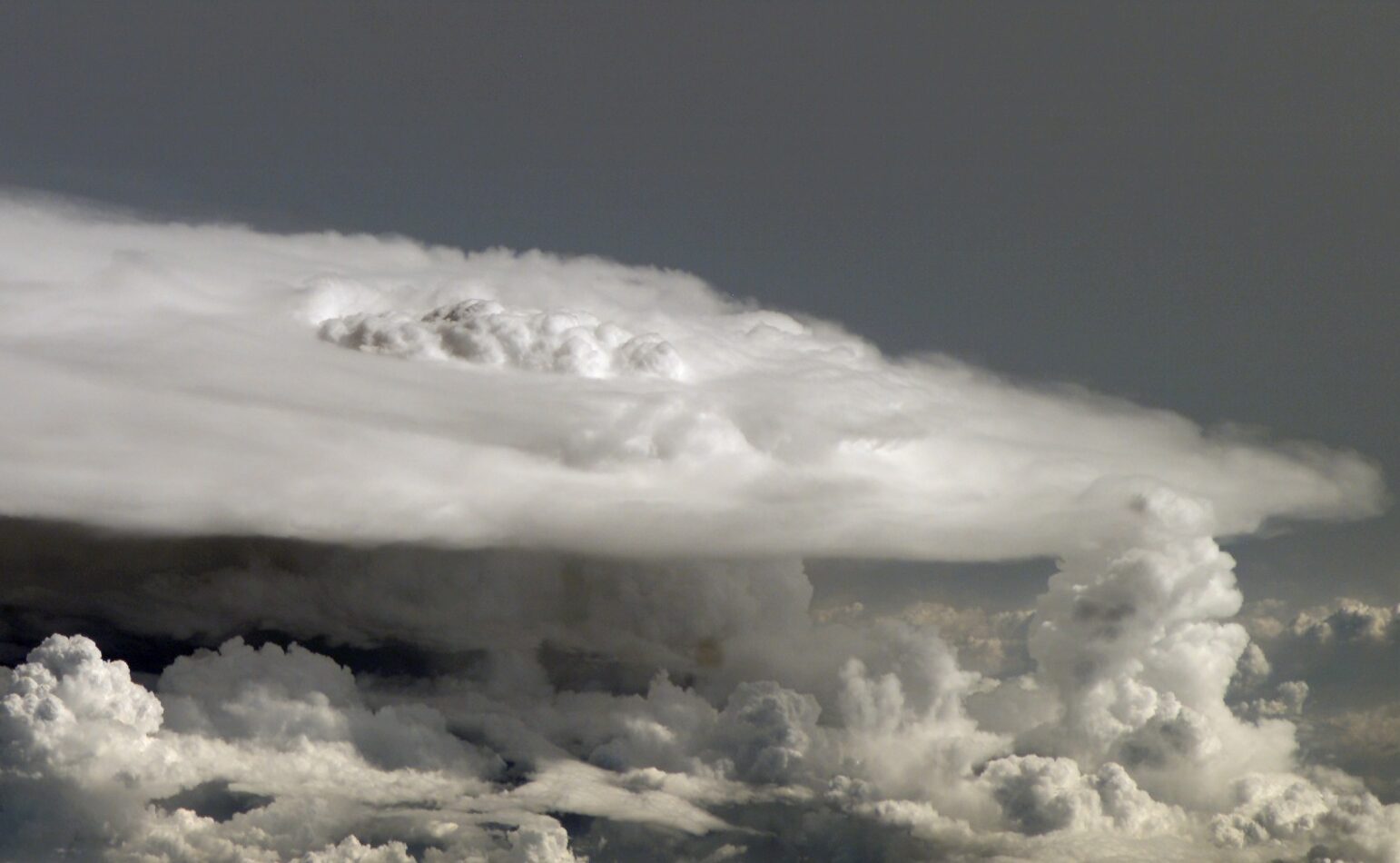 ภาพถ่ายโดมยอดเมฆจากยานกระสวยอวกาศ