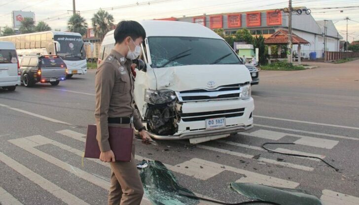 5 รถตู้ ชน