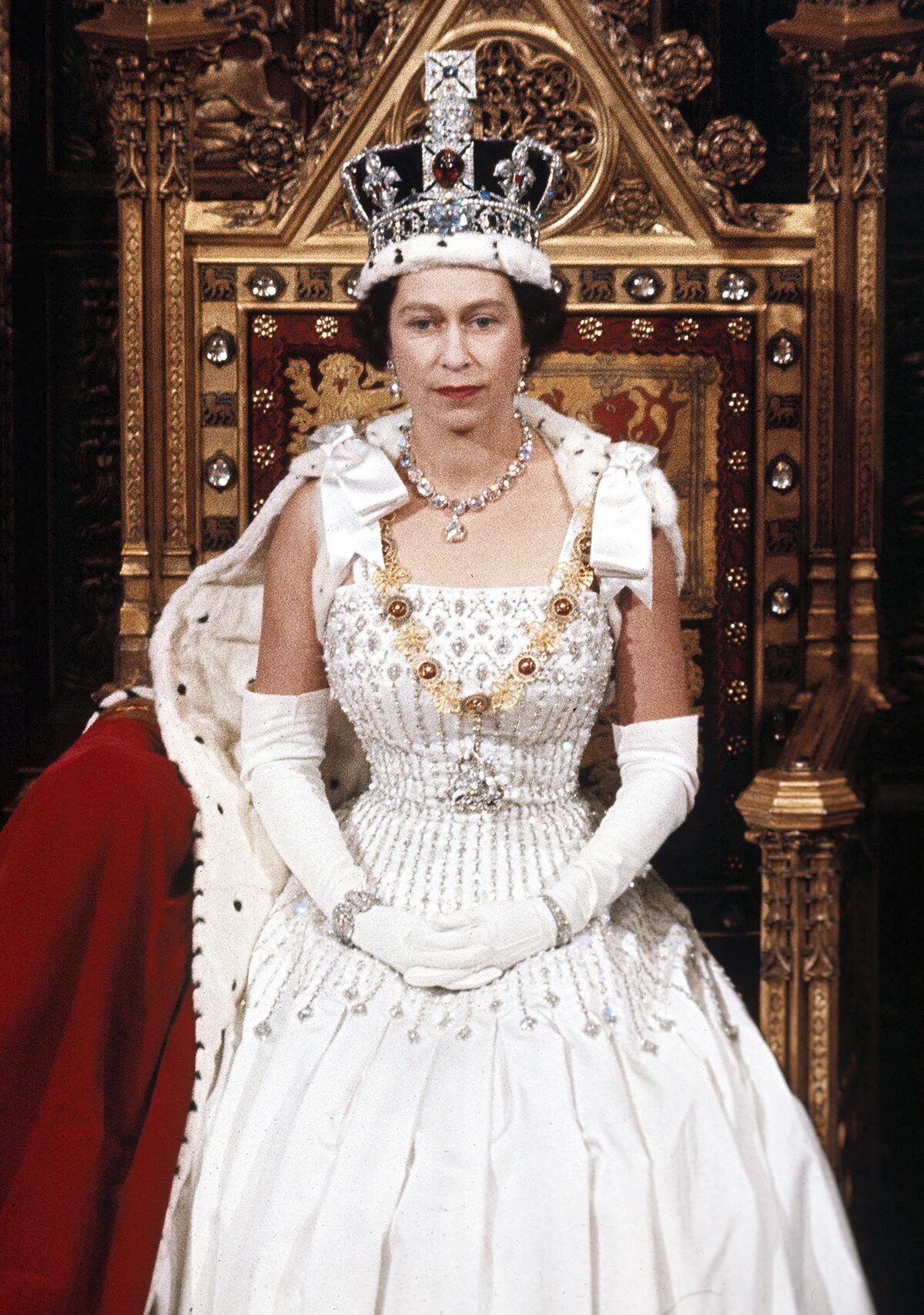 สมเด็จพระราชินีนาถเอลิซาเบธที่ 2 ในวันเปิดสมัยประชุมรัฐสภาในกรุงลอนดอน เมื่อเดือนเมษายน ปี 2509 (เอพี)