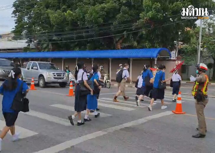 โคราชข้ามถนนจัดจราจรเพิ่ม