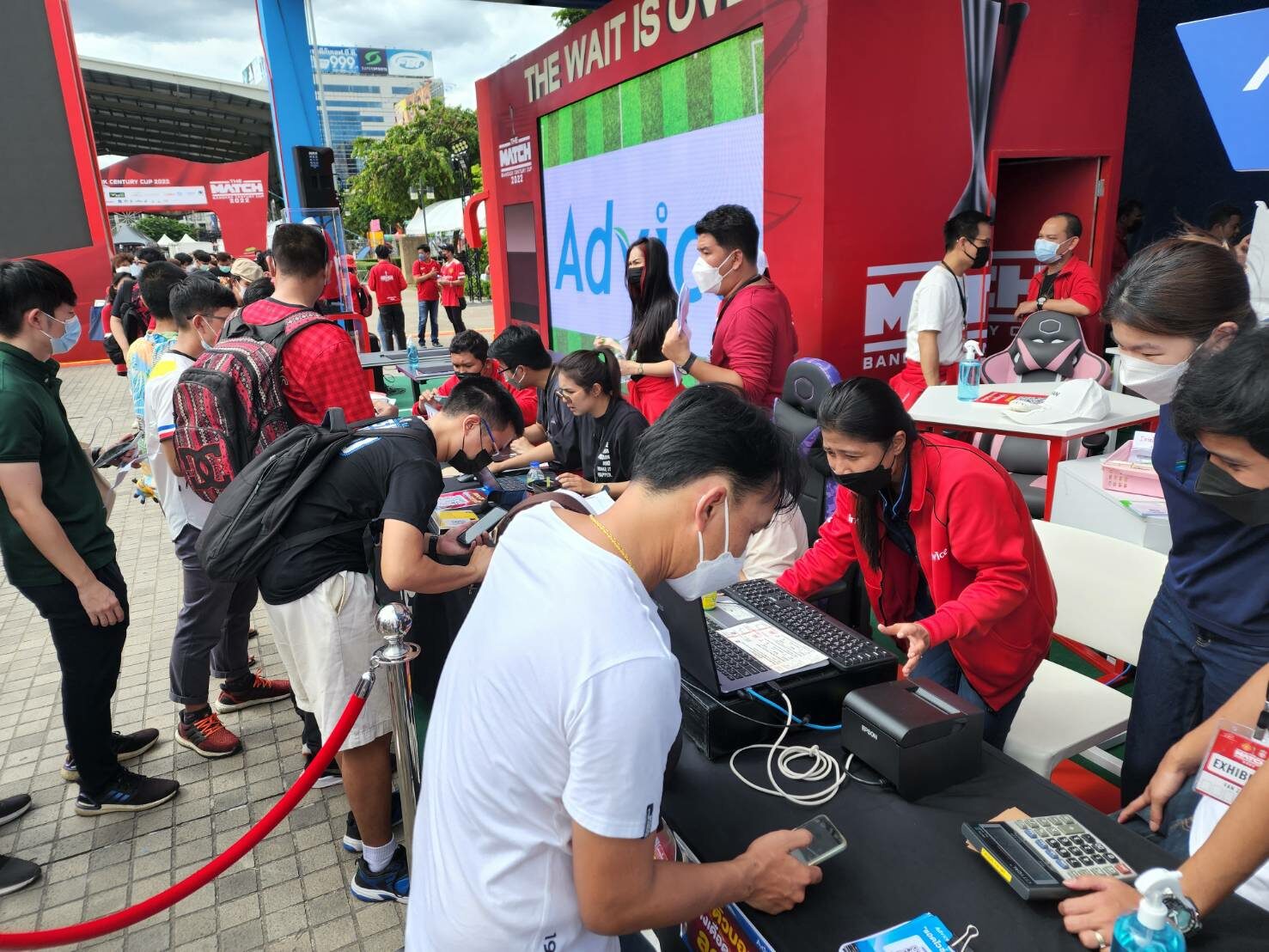 แฟนบอลแห่ซื้อตั๋ว ‘เดอะแมตช์’ ลดครึ่งราคา
