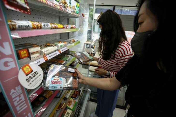 2022-06-28T235921Z_1542001257_RC22YU9EELTL_RTRMADP_3_SOUTHKOREA-ECONOMY-INFLATION-CONVENIENCE-STORE