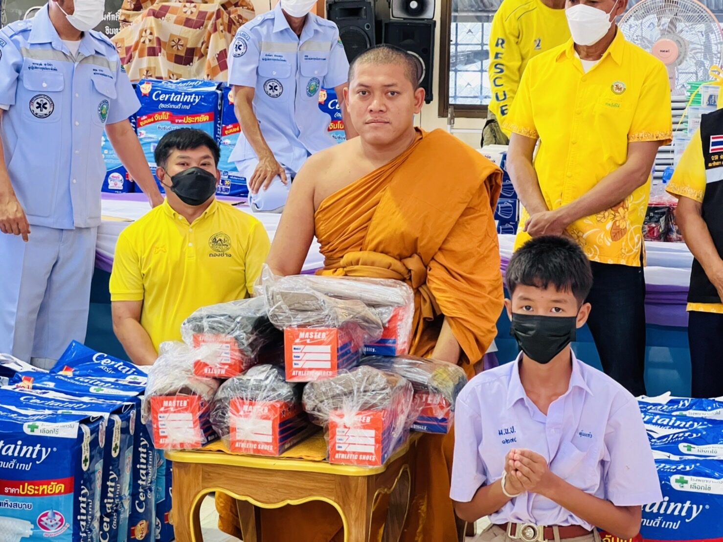 ผช.เจ้าอาวาสวัดระฆังโฆสิตาราม -ภาคีเครือข่าย มอบชุดลูกเสือ-เนตรนารี ให้นร. จ.พิจิตร
