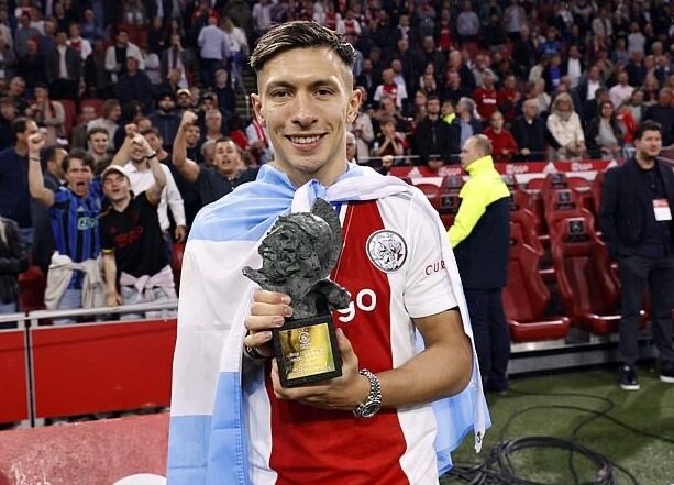 59306783-10957461-Lisandro_Martinez_is_Arsenal_s_top_defensive_target_this_summer_-m-3_1656346084210