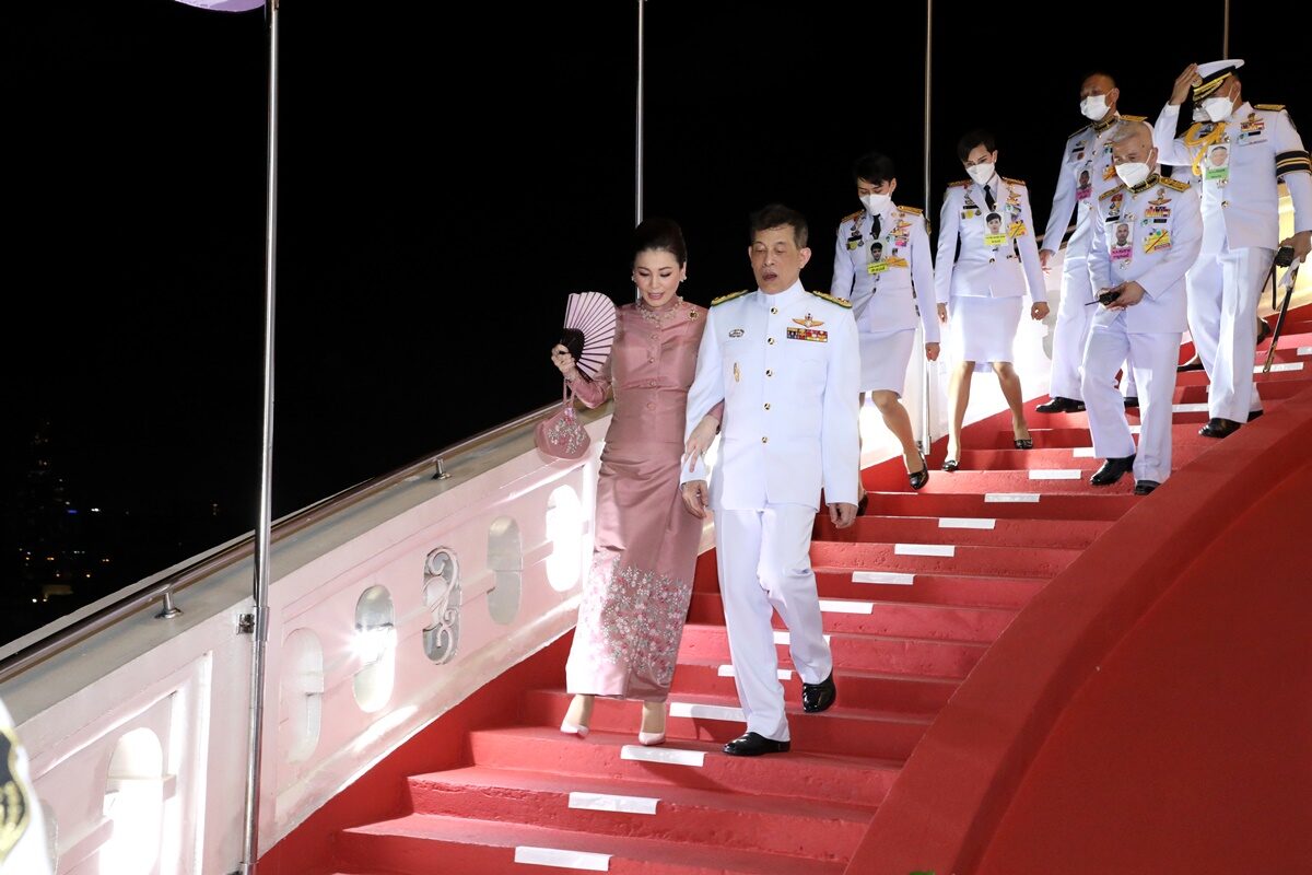 ทรงพระดำเนินขึ้น-ลงพระบรมบรรพต (เจดีย์ภูเขาทอง) วัดสระเกศราชวรมหาวิหาร ทางบันไดจำนวน 688 ขั้น