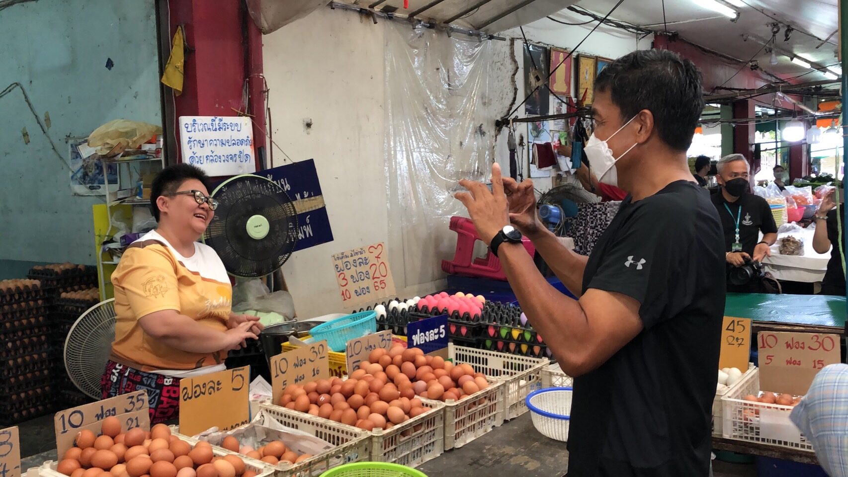 ชัชชาติชวนจักกพันธุ์ เดินตลาดพรานนก ชี้หาบเร่-แผงลอยคือวิถีชีวิต แต่ต้องมีระเบียบ ฮึ่ม! เทศกิจทุจริต...