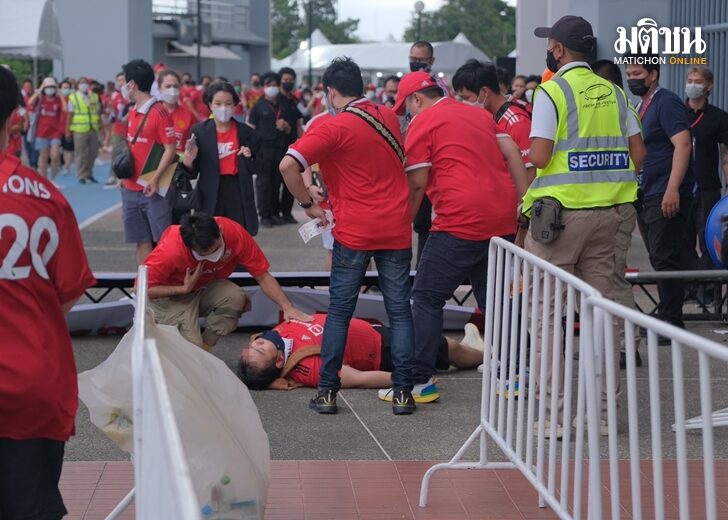 ฟาดเคราะห์! ป้ายหน้าสนามร่วงทับแฟนแมนฯยู ก่อนเข้าชมศึกแดงเดือด