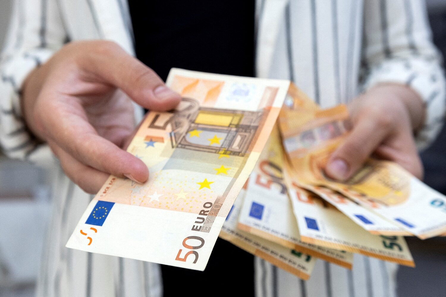 หวั่นเศรษฐกิจยุโรปถดถอย เงินยูโรร่วงต่ำสุดรอบ 20 ปี  มูลค่าเกือบเท่าดอลลาร์สหรัฐ