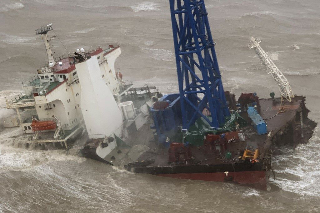 ฤทธิ์ไต้ฝุ่นชบาทำเรืออับปางในทะเลจีนใต้ สูญหาย 27 คน