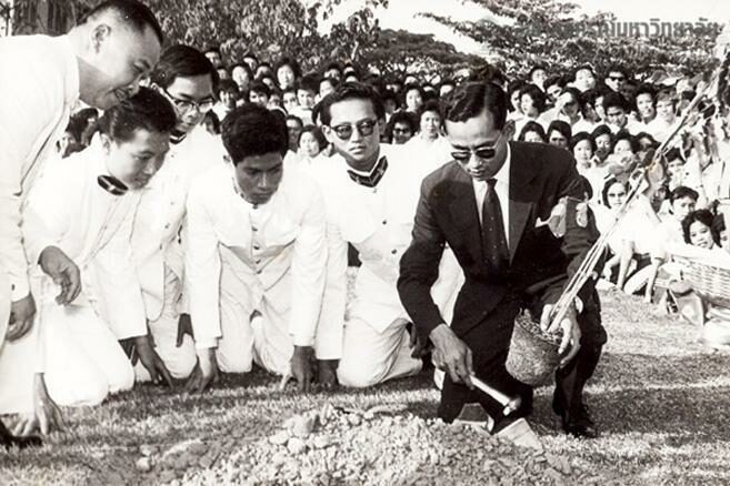 พระบาทสมเด็จพระบรมชนกาธิเบศร มหาภูมิพลอดุลยเดชมหาราช บรมนาถบพิตร เสด็จพระราชดำเนินไปยังจุฬาฯ เพื่อทรงปลูกต้นจามจุรี