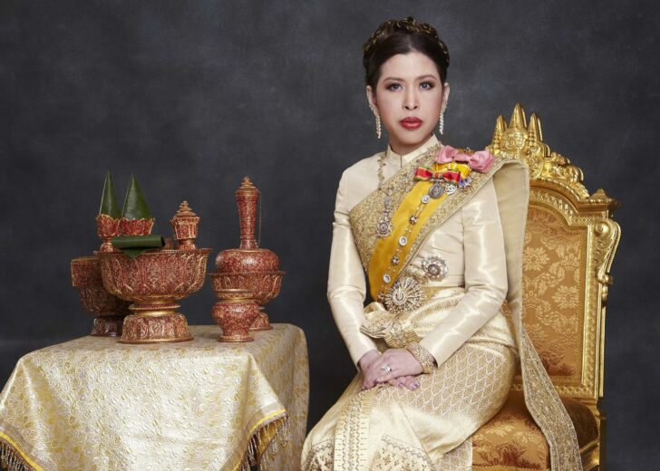 พระรูปทรงชุดไทย